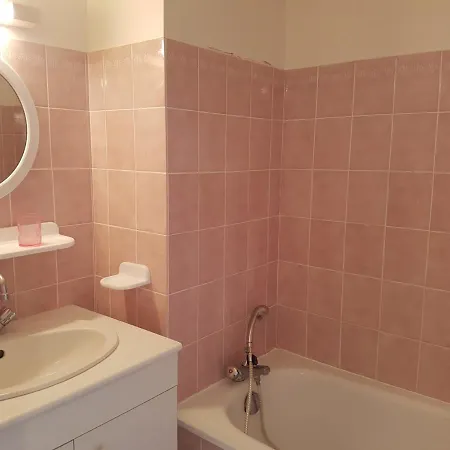 Apartment 2 Pieces A - Proche Et Centre-ville, Balcon Et Parking Prive - Fr-1-487-300 *