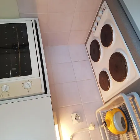 2 Pieces A - Proche Et Centre-ville, Balcon Et Parking Prive - Fr-1-487-300 *