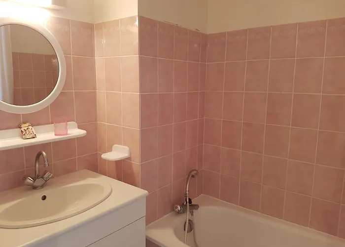 Apartamento 2 Pièces à - Proche Et Centre-ville, Balcon Et Parking Privé - Fr-1-487-300 *